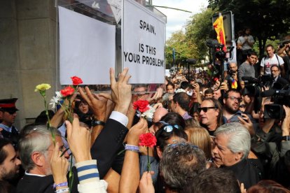 Imagen de los concentrados ante el Departamento de Economía llevando una urna de grandes dimensiones este 20 de septiembre de 2017.