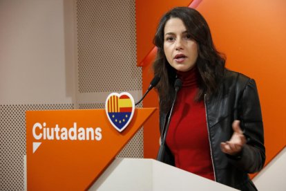 La líder de Cs en Cataluña, Inés Arrimadas, en rueda de prensa en la sede del partido.