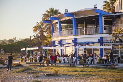 La terraza del restaurante el Iot, ayer, estaba completamente llena de clientes.