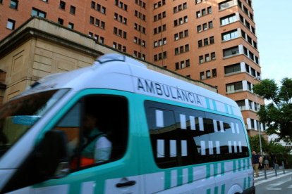 Una ambulancia en marcha pasa por delante de la entrada principal del Hospital de la Vall d'Hebron de Barcelona.