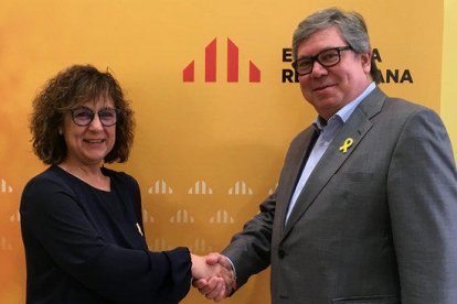 El candidato a la alcaldía de Tortosa por ERC, Javier Faura, con la presidenta local del partido, Maria Jesús Viña.