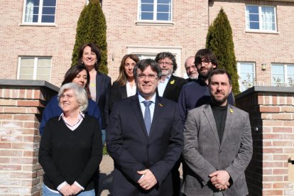 El expresidente Carles Puigdemont, Toni Comín, Lluís Puig, Clara Ponsatí, Elisenda Paluzie, Neus Torbisco-Casals, Antoni Castellà, Meritxell Budó, y Guillem Fuster en Waterloo.