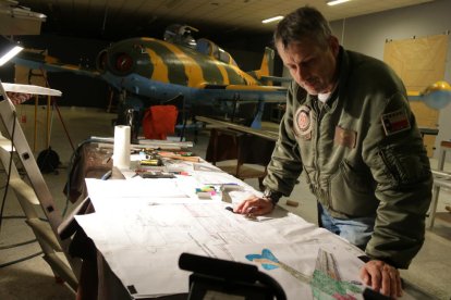 El presidente de la Associació del Camp d'Aviació de la Sénia, José Ramon Bellaubí, supervisando diseños.