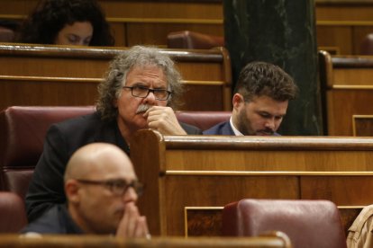 Imatge dels diputats republicans Joan Tardà i Gabriel Rufián durant el debat de la moció de censura.