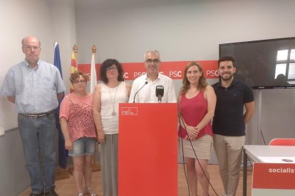 Els sis regidors del PSC a l'Ajuntament van comparèixer ahir en roda de premsa.