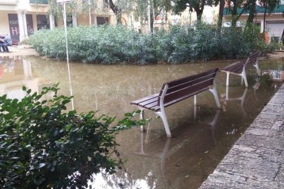 Bajo los bancos se forman charcos por la falta de desnivel.