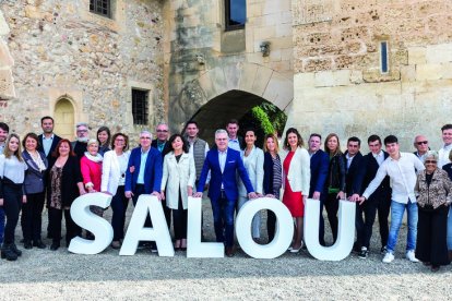 Foto de familia de las personas que forman la lista Sumem per Salou para el 26-M.