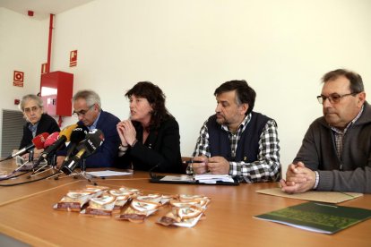 La consellera de Agricultura, Teresa Jordà, en rueda de prensa en Reus con otros representantes del Departamento y del sindicato Unió de Pagesos para anunciar medidas para el sector de la avellana.