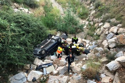 El cotxe ha caigut per un barranc de 5 metres i ha quedat cap per avall.