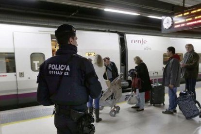 AVE a l'estació de Sants.