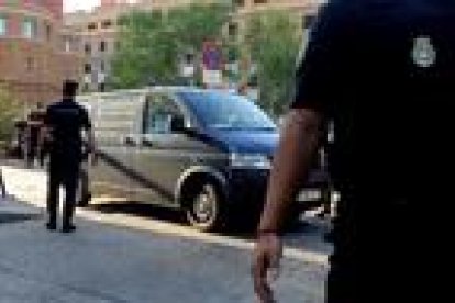 El coche fúnebre que transporta el cuerpo de la exesquiadora y medallista olímpica Blanca Fernández Ochoa al Instituto Anatómico Forense de Madrid.