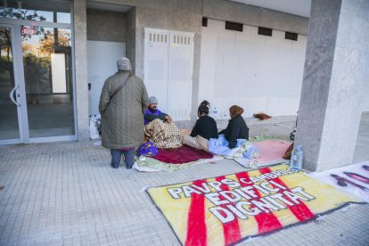 El colectivo, integrado por personas que no tienen hogar o no pueden mantenerla, reclama una salida.