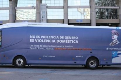 Imagen del autobús de Hazte Oír que dice que 'las leyes de género discriminan al hombre'.