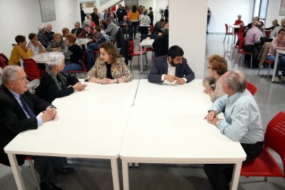 El conseller de Treball, Afers Socials i Famílies, Chakir el Homrani, y la de Justícia, Ester Capella, en el centro cívico de Sant Ildefons.