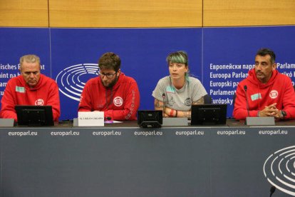 Els membres d'Open Arms i l'eurodiputat Miguel Urbán (segon per l'esquerra) durant la roda de premsa a l'Eurocambra el 2 de juliol.