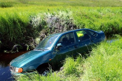 El vehicle ha sortit de la via i s'ha precipitat dintre d'un canal de reg.