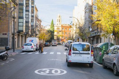 Un camión y una furgoneta, aparcados en la calzada del camino de Tarragona.