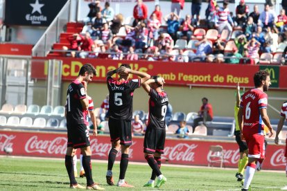 Imagen de algunos futbolistas del CF Reus, después de encajar una derrota en el Estadi Municipal.