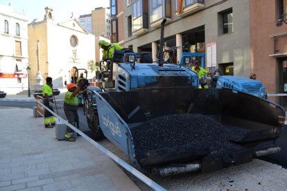 Imagen de las obras de asfaltado en el Raval del Pallol.