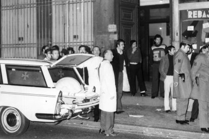 Policía y ambulancias en la puerta del número 55 de la calle Atocha de Madrid el 24 de enero de 1977.