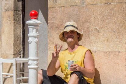 Un home pinta un piló en una de les edicions anteriors de la festa.