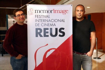 El director artístico del Memorimage, Daniel Jariod, y Ramon Tort, director del documental 'Andrea Motis, la trompeta silenciosa', con un panel promocional del festival, en el Bartrina de Reus.