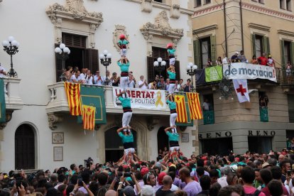 Pla general dels dos pilars de 5 descarregats pels Castellers de Vilafranca a la diada de Sant Fèlix.