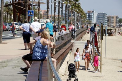 Turistas paseando por el paseo marítimo de la Pineda, a principios de este mes de mayo.