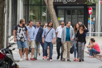 Els quatre investigats per atemptat i lesions a guàrdies civils la jornada de l'1-O a Mont-roig del Camp, arribant als jutjats de Reus.