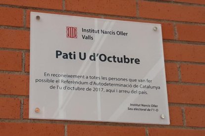 Imatge del nou nom de la plaça del pati que