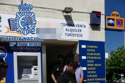 La Policía Nacional ha detenido a una persona e investiga a otra.