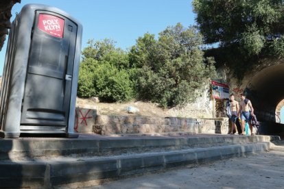 Lamentable ubicació del lavabo portàtil que s'ha col·locat en l'accés a la platja Llarga des de Cala Romana.