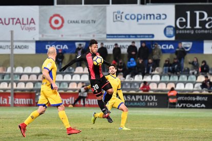 Ledes pugna por una pelota en el duelo de la primera vuelta, que acabó con empate a un gol.