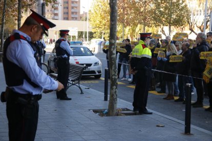 L'acció 'Silenci, rebel·leu-vos' davant la comissaris dels Mossos d'Esquadra de Joan XXIII de Tarragona.