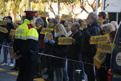 La protesta  'Silenci, rebel·leu-vos' ante un agente de los Mossos d'Esquadra en la comisaría de Joan XXIII de Tarragona.