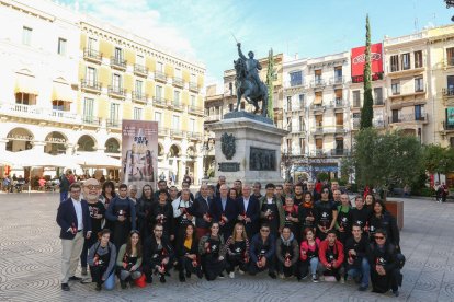 Fotografía de familia de los representantes de los establecimientos que participan en la Ganxet Pintxo.