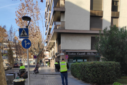 Moment de l'entrada judicial a la immobiliària de Salou.