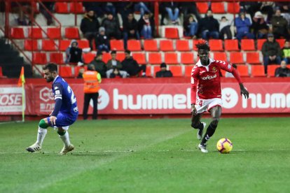 Imagen del central africano Djetei durante el partido Nàstic-Córdoba en el Nou Estadi.