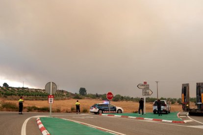 Els Mossos tallant la C-12 per la proximitat de l'incendi de Ribera d'Ebre.