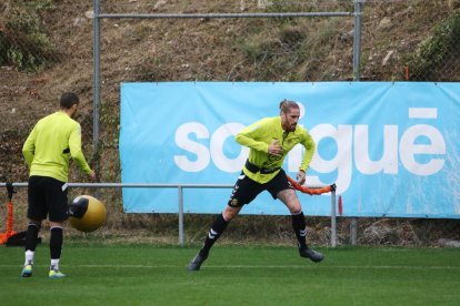 Raúl Albentosa se ejercita en el anexo del Nou Estadi durante un entrenamiento realizado durante el mes de noviembre.