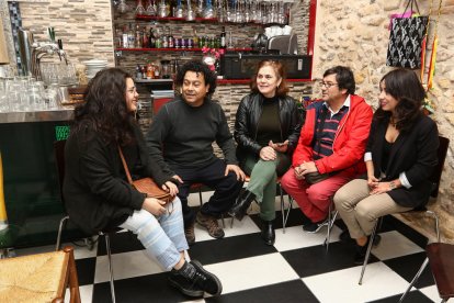 Los miembros de la Coordinadora Latina de Tarragona, ayer en la Adelita Gastro bar.