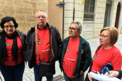 Representants de Trens Dignes de les Terres de l'Ebre i el Priorat sortint de la reunió amb la Taula de Mobilitat.