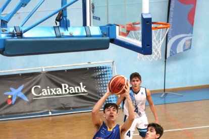 El cadete Gerard Estebanell, entrando a canasta.