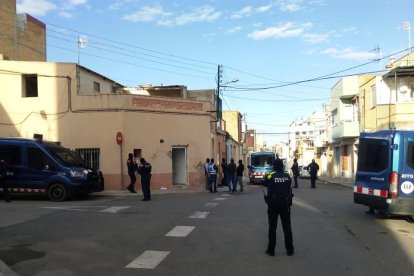 Los agentes se encuentran en la calle Cànovas d'Amposta.