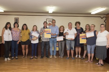 Imatge dels guardonats amb l'alcalde