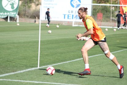 El defensa Raúl Albentosa en una imatge d'un entrenament amb el Nàstic de Tarragona.