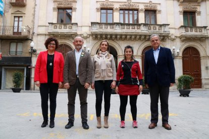 Dolors Farré, en el centro, y Jordi Cartanyà (ERC-Compromís per Valls), Ester Huguet (CUP), Rosa M. Ibarra (PSC) y Francesc Caballero (PP).