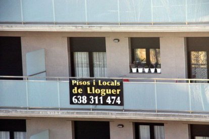 Plano abierto de un cartel de alquiler en un edificio.