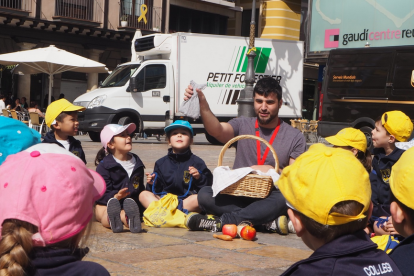 Imagen de un taller de Ans Educació en la plaza del Mercadal.