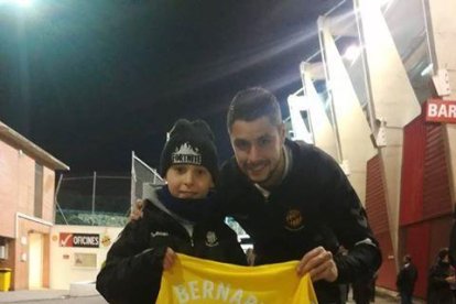 Bernabé y el niño con su nueva camiseta.